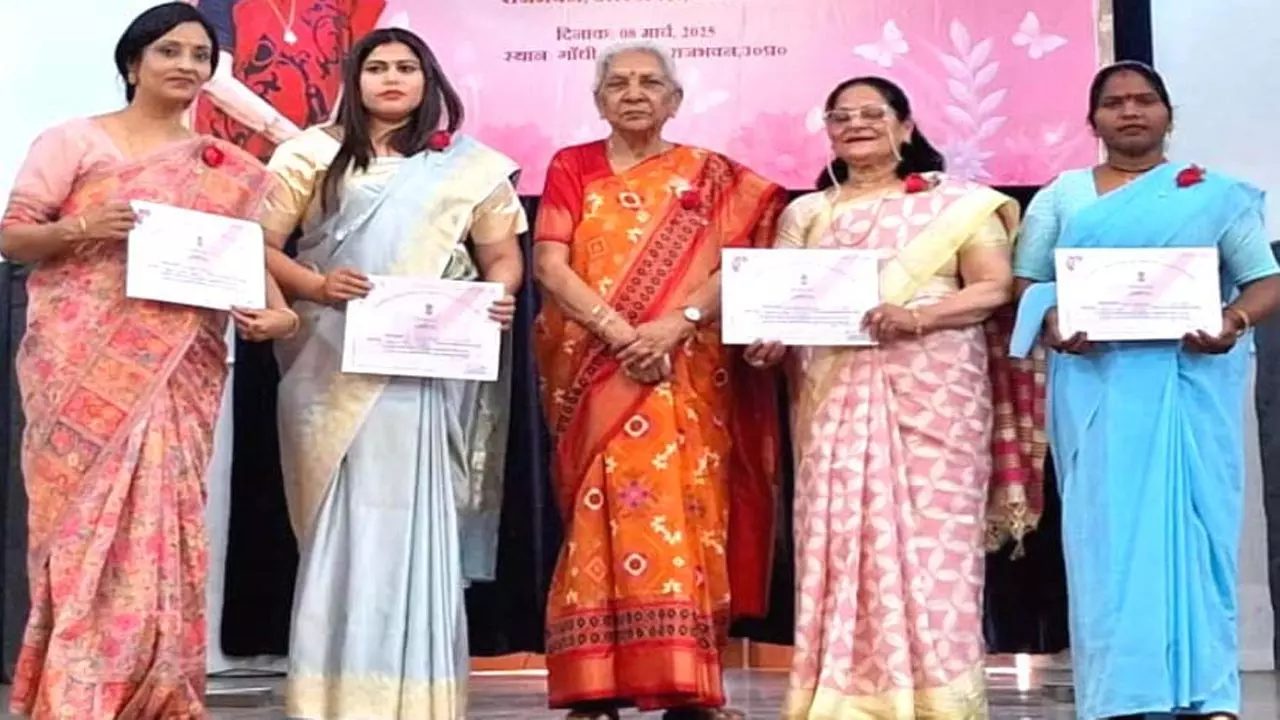 Governor Anandiben Patel honors women powers of Azamgarh News in hindi