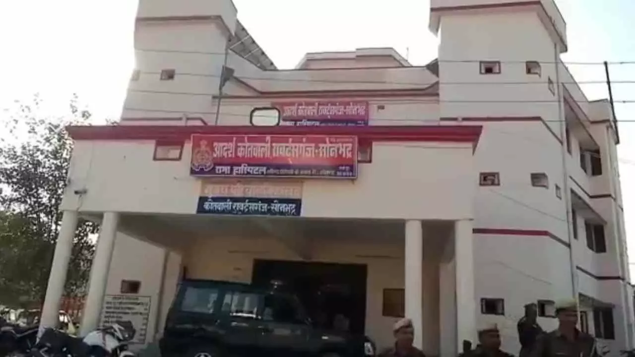 Sonbhadra News: वार्ड ब्वाय की नौकरी के नाम पर लाखों की ठगी, चिकित्सक, सरकारी कर्मी सहित तीन पर केस :