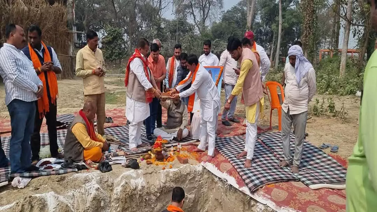 Siddharthnagar News: परशुराम वाटिका में भगवान परशुराम मंदिर का हुआ भूमिपूजन, पूर्व विधायक ने मंदिर का किया शिलान्यास