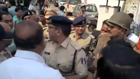 ED की टीम पर Bhupesh Baghel के घर पर हमला, समर्थकों ने मारे ईंट-पत्थर ED की टीम पर Bhupesh Baghel के घर पर हमला, समर्थकों ने मारे ईंट-पत्थर