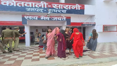Hathras News: किन्नरों में होली का नेग को लेकर चले लात-घूंसे, जमीन पर गिरा-गिराकर पीटा Hathras News: किन्नरों में होली का नेग को लेकर चले लात-घूंसे, जमीन पर गिरा-गिराकर पीटा