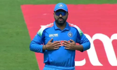 IND vs NZ: फाइनल मैच में Rohit Sharma अपनी जर्सी को छूकर भारत की जीत के लिए पढ़ा मंत्र
