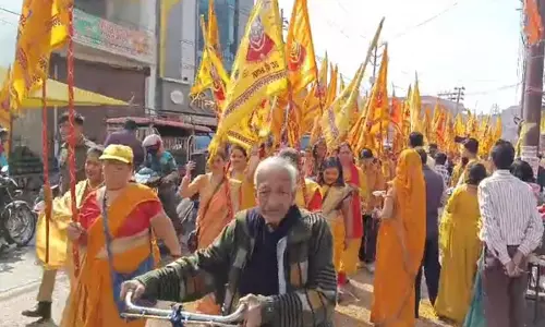 Aligarh News: रंगभरनी एकादशी पर निकाली गई विशाल पंचम निशान यात्रा, फूल बरसाकर हुआ भव्य स्वागत