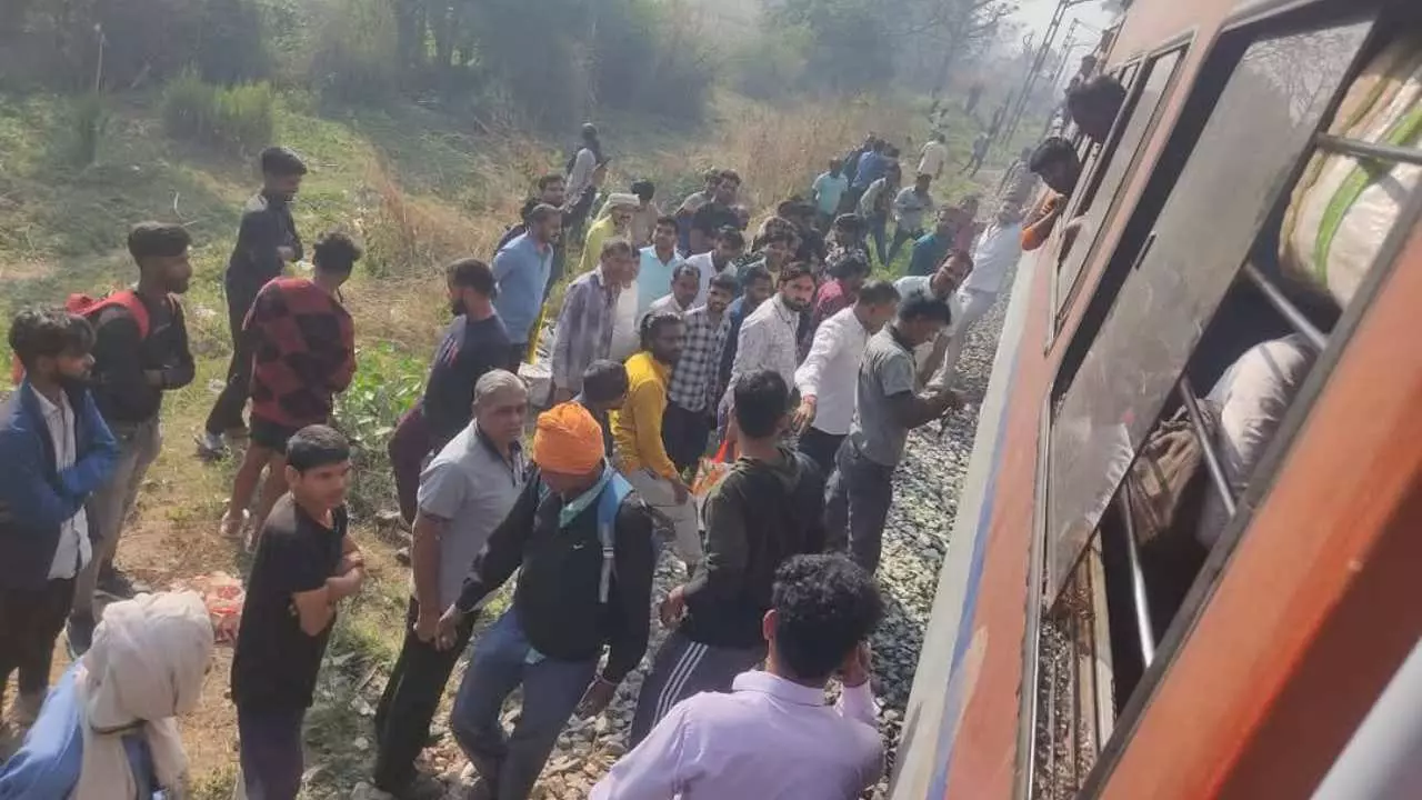 Jaunpur News Today Technical Fault in Marudhar Express Train Stopped at Jaunpur Junction