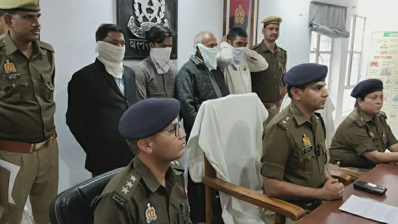 Balrampur News: पुलिस ने कर्ज दिलाने के बहाने जमीन अनुबंध कराने वाले चार आरोपियों को दबोचा, भेजा जेल