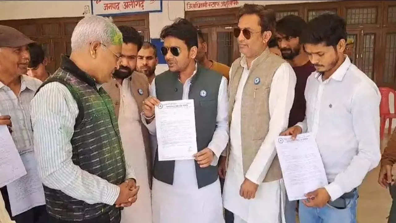 Aligarh News: परचम पार्टी ने ठाकुर रघुराज सिंह और सीओ के खिलाफ कार्रवाई की उठाई मांग