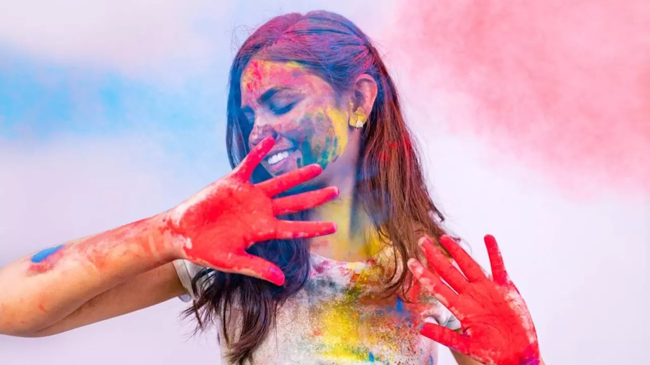 Hacks For Holi 2025: कपड़ों पर लग गया है रंगों का दाग, इन हैक्स से आसानी से हटाएं, नहीं पड़ेगी फेंकने की जरुरत