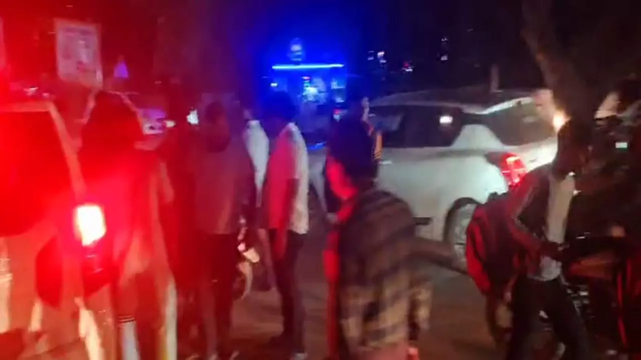 Barabanki News: होलिका दहन की शाम नशे में धुत टीयूवी चालक ने चार बाइक सवारों को मारी टक्कर, दो घायल