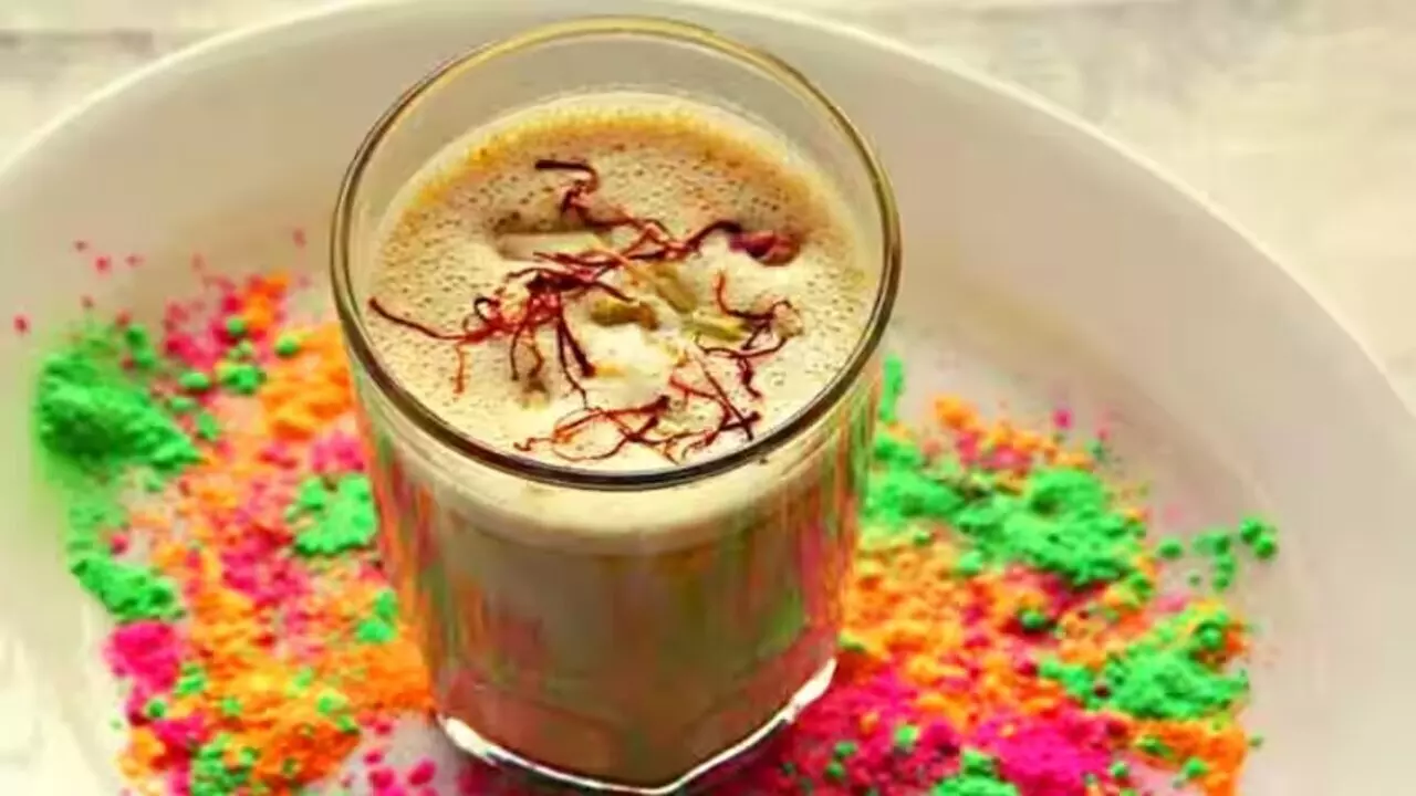 Holi 2025: होली में चढ़ गई है भांग तो कैसे उतारें नशा, ये 4 तरीके आएंगे काम