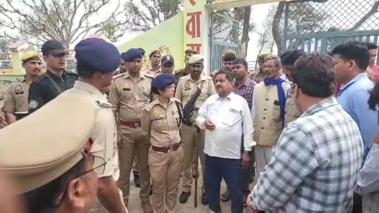 Aligarh News: होली से पहले गांव शेखुपुर सटकना में माहौल बिगड़ने की कोशिश, दो समाज आए आमने सामने