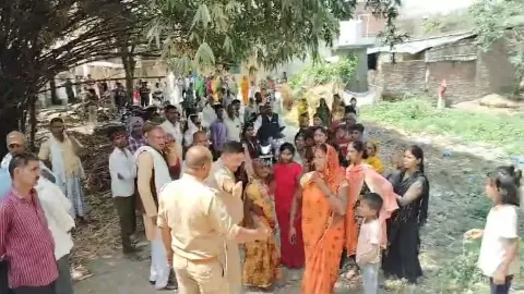 Azamgarh News: युवती की मौत पर परिजनों ने किया हंगामा, पुलिस जांच में जुटी Azamgarh News: युवती की मौत पर परिजनों ने किया हंगामा, पुलिस जांच में जुटी