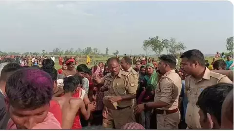 Shravasti News: संदिग्ध परिस्थितियों में कुएं में डूबकर दो सगे भाइयों की मौत, परिजनों में मचा कोहराम Shravasti News: संदिग्ध परिस्थितियों में कुएं में डूबकर दो सगे भाइयों की मौत, परिजनों में मचा कोहराम