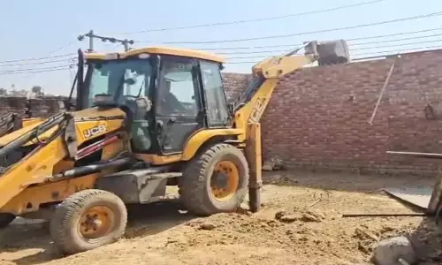 Mainpuri News: लेखपाल पर लगा जमीन पर अतिक्रमण करने का आरोप, SDM ने अतिक्रमण पर चलवाया बुलडोजर