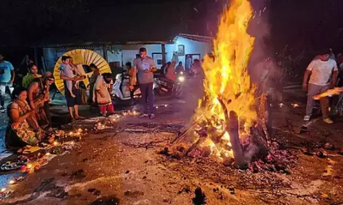 Holika Dahan 2025: धूमधाम से जलाई गई होलिका, कल पूरे देश में खेली जाएगी होली