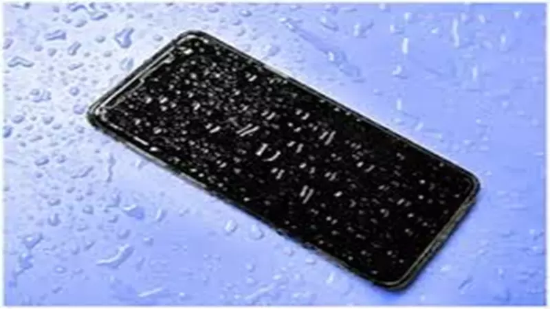 How to Fix Phone After Water Damage: पानी में फ़ोन गिर जाने पर तुरंत करें ये काम, नहीं तो हो जाएगी परेशानी How to Fix Phone After Water Damage