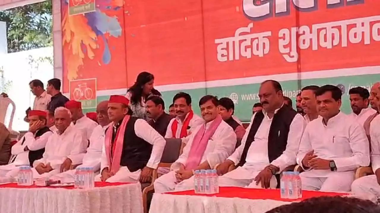 Samajwadi Party family Holi of flowers Saifai Akhilesh Yadav wishes Etawah News in hindi