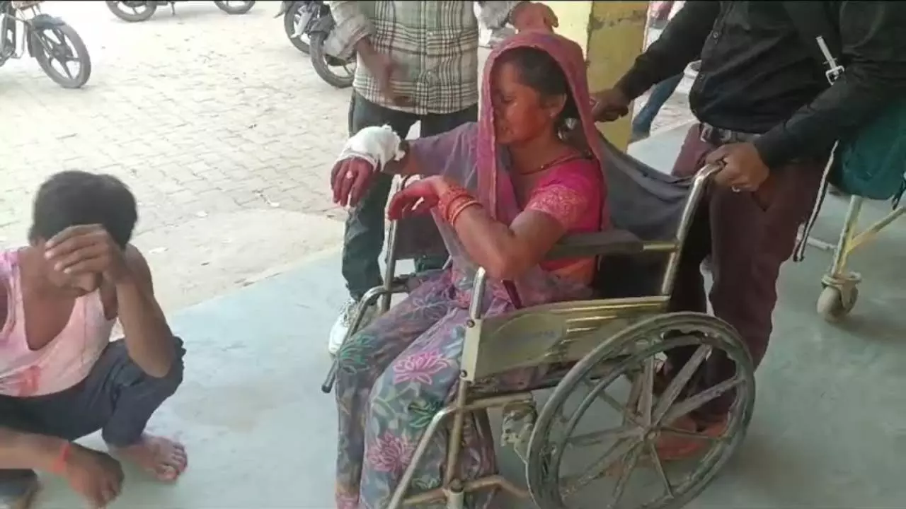 Raebareli News: होली खेलने के दौरान औरतों और बच्चियों से छेड़छाड़, शोहदों ने घर में घुसकर दंपत्ति को जमकर पीटा