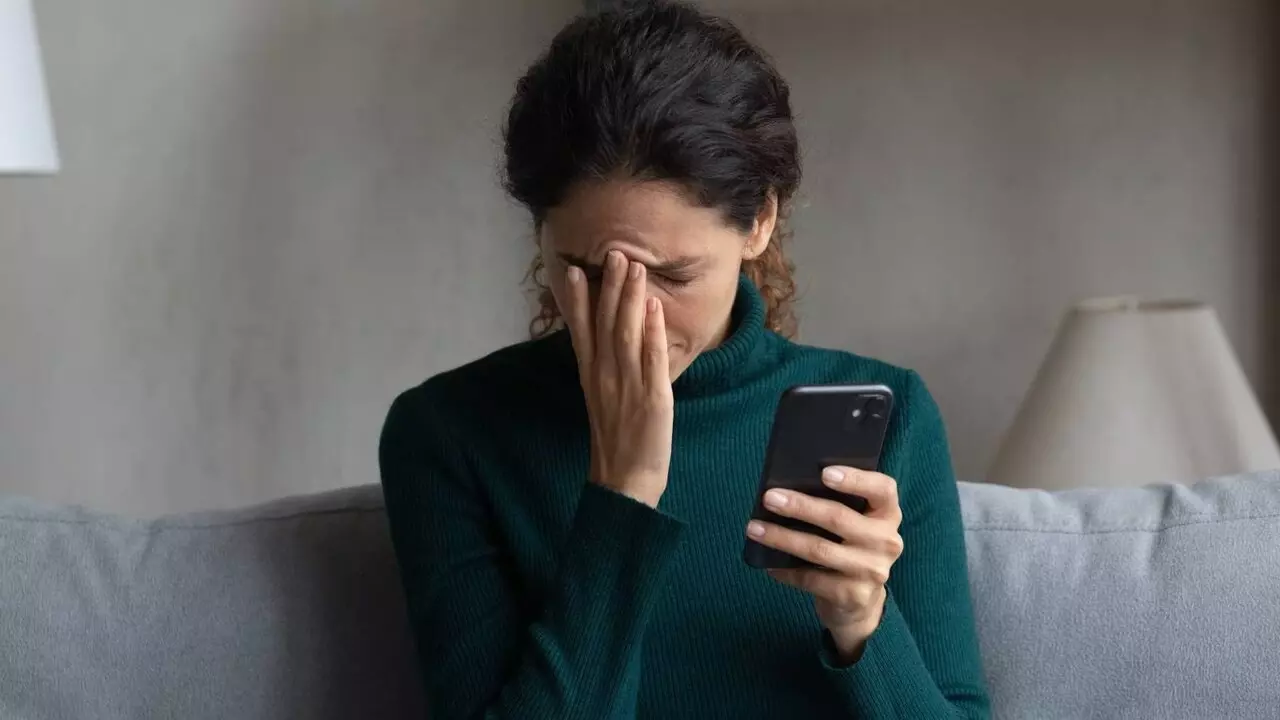 Scrolling Phone Side Effects: पूरे दिन फोन करते रहते हैं स्क्रॉल? ब्रेन को बीमार बना सकती है ये आदत, अमेरिकी डॉक्टर ने बताए नुकसान