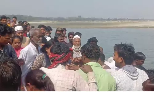 Sitapur News: शारदा नदी में नाव पलटी, चार की मौत, एक लापता