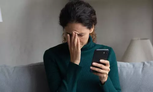 Scrolling Phone Side Effects: पूरे दिन फोन करते रहते हैं स्क्रॉल? ब्रेन को बीमार बना सकती है ये आदत, अमेरिकी डॉक्टर ने बताए नुकसान