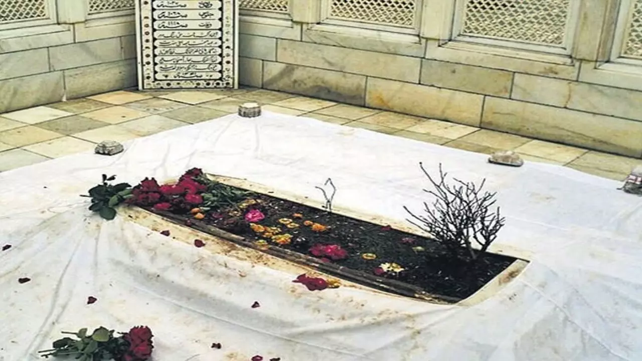 Aurangzeb Tomb: महाराष्ट्र में औरंगजेब की कब्र को लेकर बढ़ा विवाद, विहिप और बजरंग दल ने दी कारसेवा की बड़ी धमकी