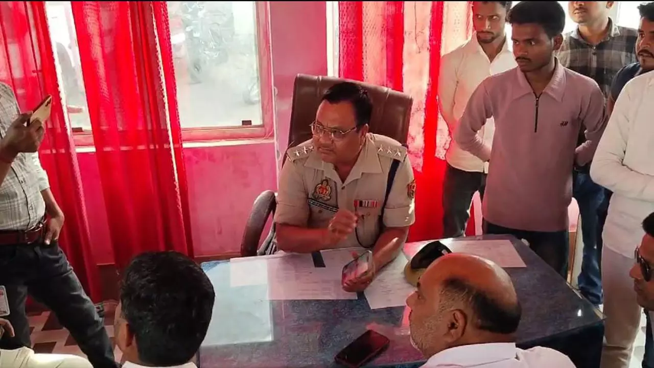 Bahraich News: दो नाबालिग चचेरे भाई हुए लापता, नाराज परिवारजनों ने मार्ग जाम कर किया का प्रदर्शन