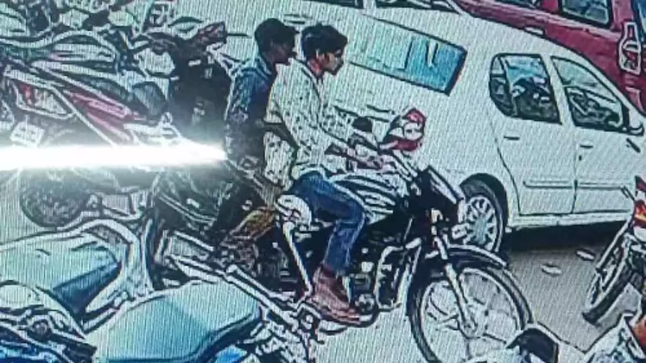 Chandauli News: आरपीएफ के जवान को ही चोरों ने बनाया निशाना,घटना का वीडियो हो रहा वायरल