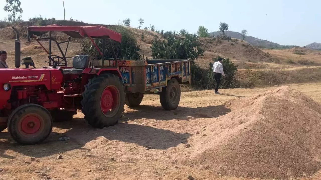 Jhansi News: झांसी में अवैध खनन पर प्रशासन की बड़ी कार्रवाई, ट्रैक्टर पकड़ा, डंपर सीज