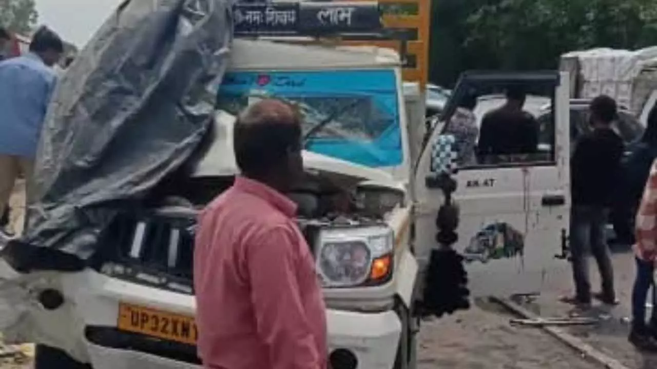 Lucknow News Today Accident Pickup Collided With Car on Lucknow Raebareli Road