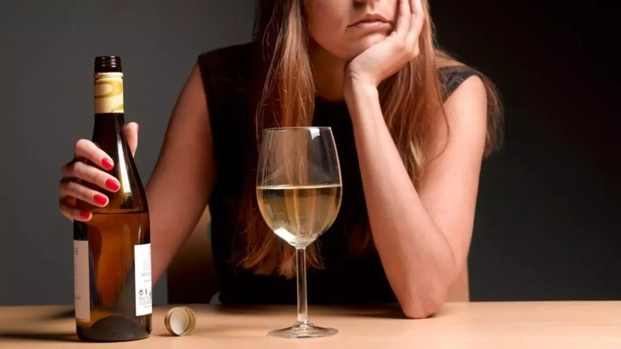 Is Alcohol Healthy: कितनी मात्रा में शराब पीना हो सकता है लाभदायक, आप भी जानना चाहते हैं? जानें क्या है डॉक्टर की सलाह