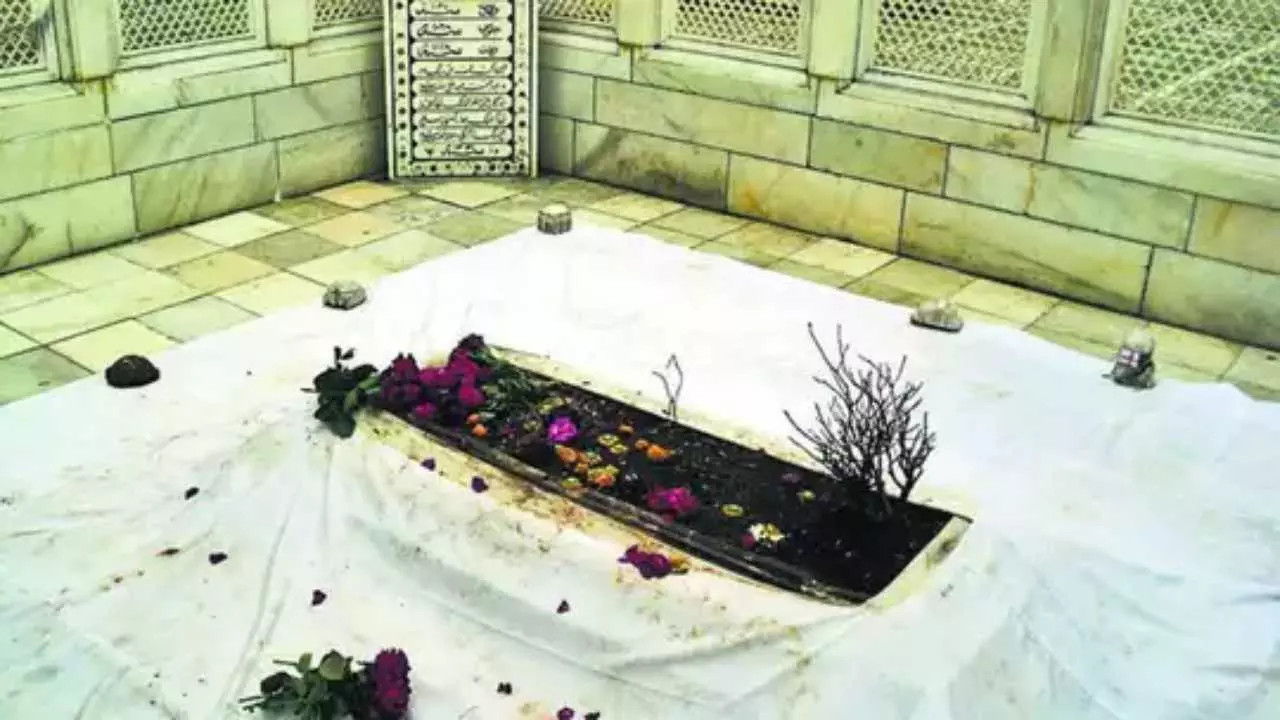 Aurangzeb Tomb Controversy