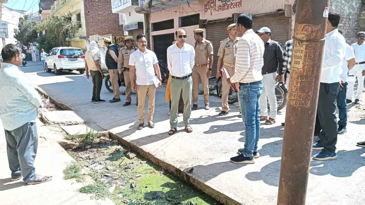 Pratapgarh News: DM ने नगर पालिका परिषद बेल्हा में नालों और नालियों का किया निरीक्षण, सफाई व्यवस्था में लापरवाही पर लगाई कड़ी फटकार