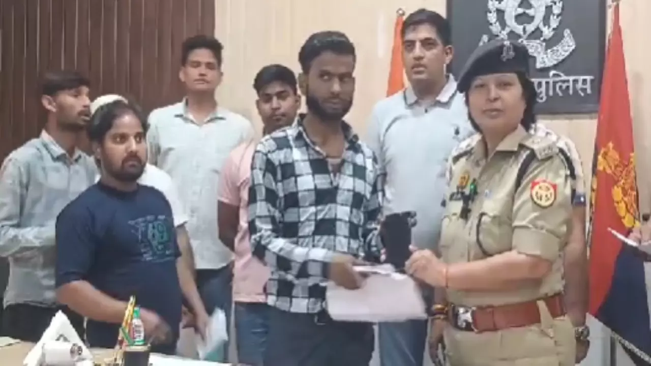 Aligarh News: पुलिस को मिली बड़ी सफलता 12 लाख 22 हजार के 71 मोबाइल किये बरामद