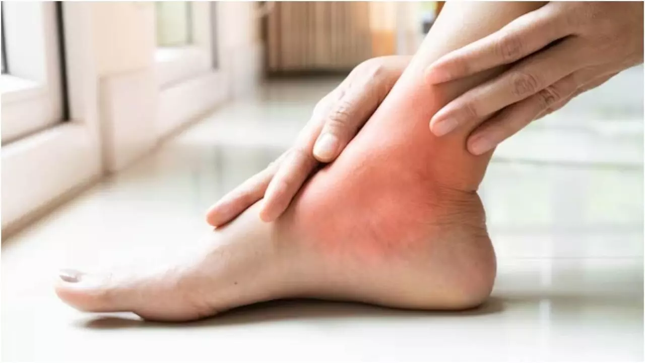 Feet Swelling Reason: पैरों में रहती है सूजन तो हो जाएं सतर्क, इन गंभीर बीमारियों का हो सकता है संकेत