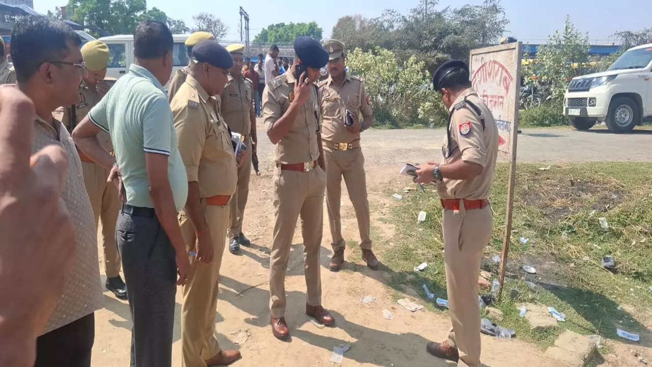 Sant Kabir Nagar: GRP पुलिस चौकी के सामने नशे में धुत युवकों ने हत्या की घटना को दिया अंजाम, कार्रवाई शुरू