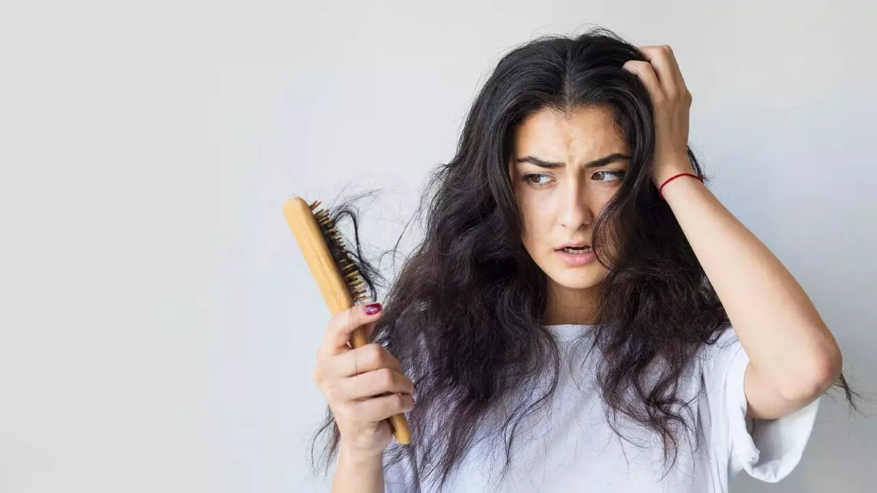 Hair Care Tips: हजारों उपायों के बाद भी नहीं रूक रहा बालों का झड़ना? डाइट में शामिल कर लें 4 देसी चीज, सफेद बालों की समस्या भी होगी खत्म