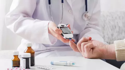 Diabetes Early Signs: 4 ऐसे साइन जो बताते हैं आपको हो सकता है डायबिटीज, इग्नोर करने की न करें गलती