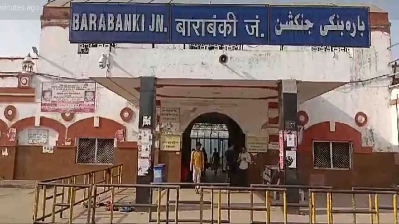 Barabanki News: बाराबंकी रेलवे स्टेशन पर वंदे भारत ट्रेन के ट्रैक पर घूमती रहीं गायें, स्टेशन मास्टर दिखाते रहे हरी झंडी