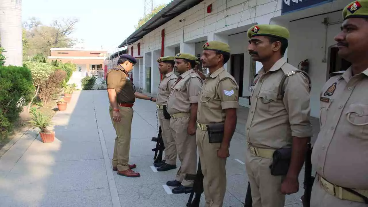 Etawah News: पुलिस लाइन में SSP ने ली सलामी, पुलिस कर्मियों को कराई परेड