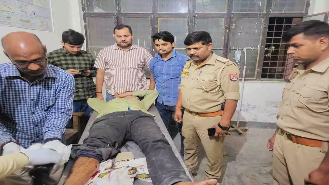 Pratapgarh News: गोली मार कर लूट करने वाले बदमाश से पुलिस की मुठभेड़, लुटेरा अतुल के पैर में लगी गोली