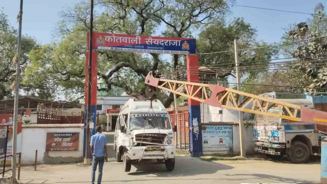 Chandauli News: भागते समय पशु तस्करों का वाहन हुआ दुर्घटनाग्रस्त,नदी में कूदने से एक तस्कर की मौत