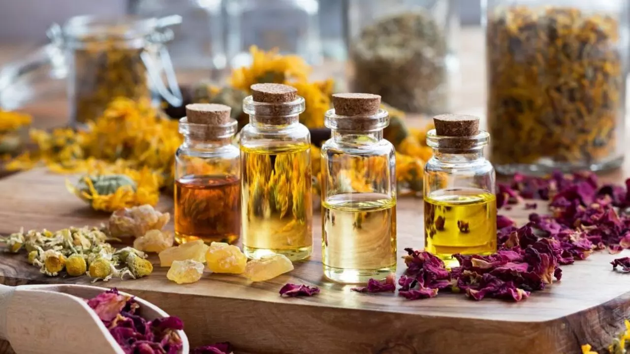 Essential Oils: बढ़ रहा परफ्यूम की जगह एसेंशियल ऑयल्स का क्रेज, मूड को भी बनाते हैं बेहतर