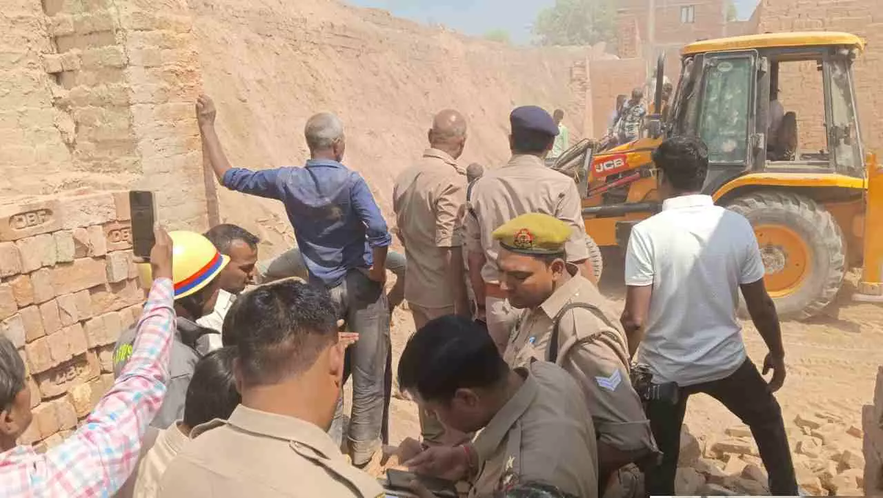 Brick kiln wall collapsed 4 workers buried In Bareilly