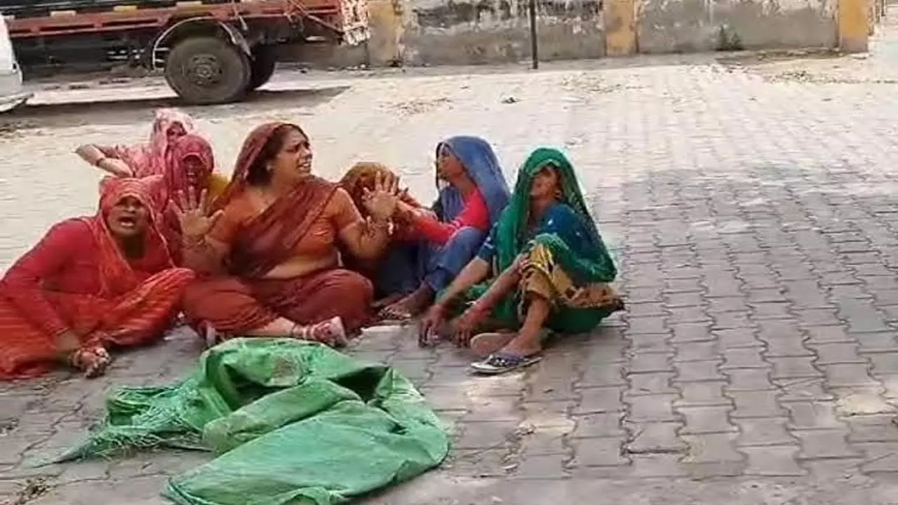 Mainpuri News: बेटे के साथ आंखों का इलाज कराने आई महिला को ट्रक ने रौंदा, मौके पर मौत