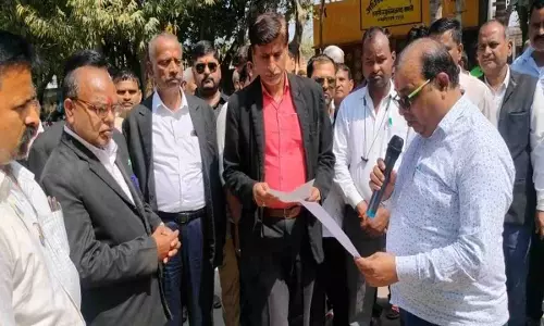 Shravasti News: लाठीचार्ज करने के विरोध में वकीलों का विरोध प्रदर्शन, SDM को ज्ञापन देकर दोषी पुलिस कर्मियों पर कार्रवाई की मांग
