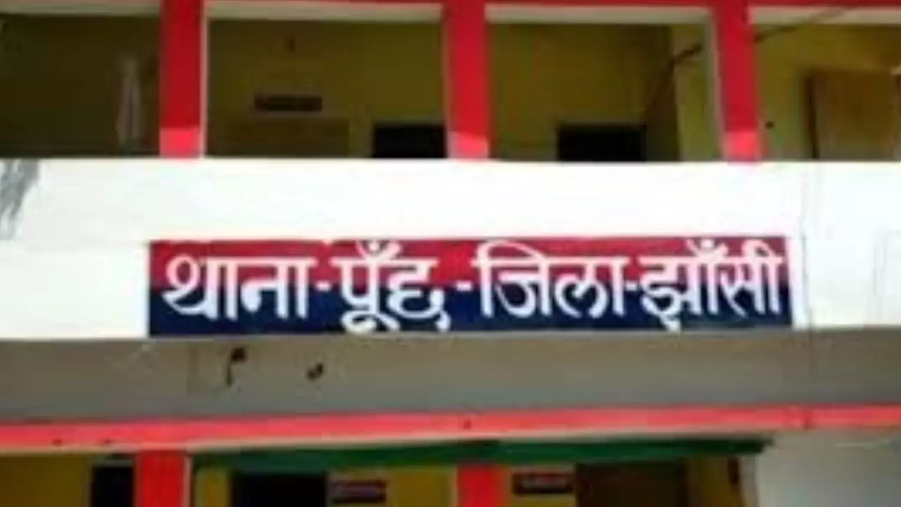 Jhansi News: गले में बिजली का वायर फंसने से मासूम की दर्दनाक मौत: शौच करने गया था, इलेक्ट्रिक वायर के फंदे से झूलता मिला