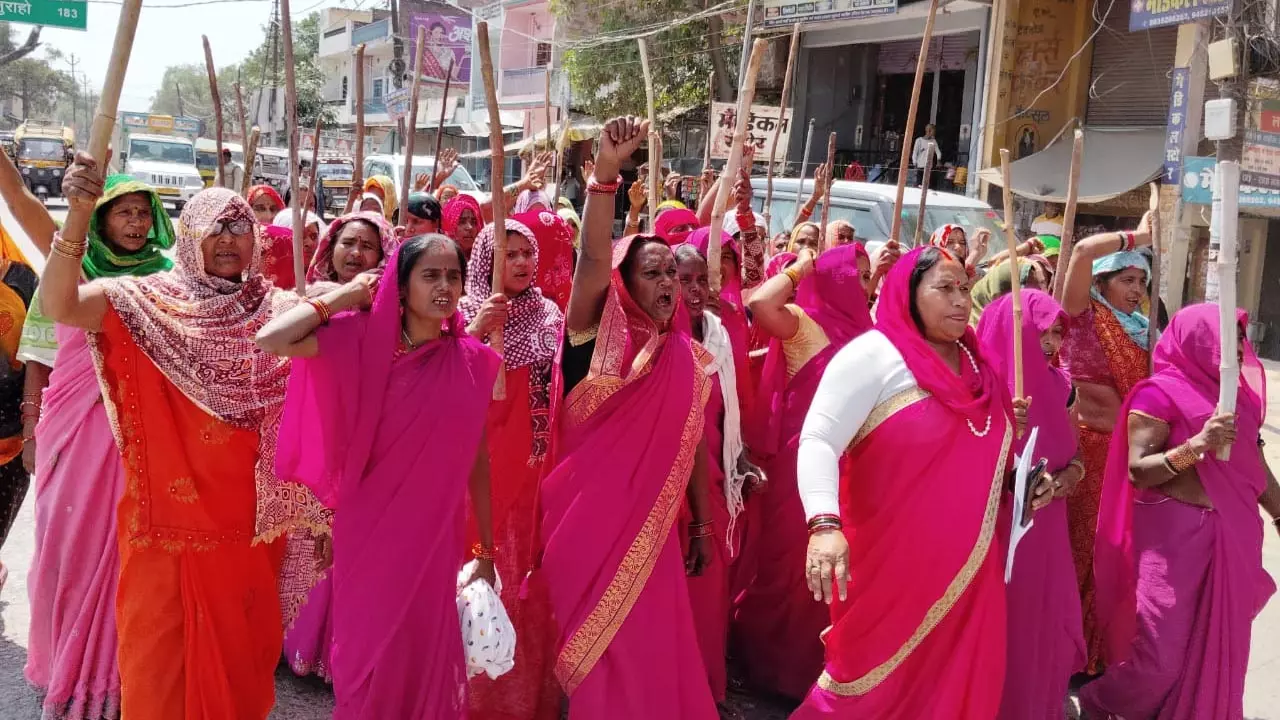 Woman murder for dowry Gulabi Gang protest at police station Fatehpur Crime News in hindi