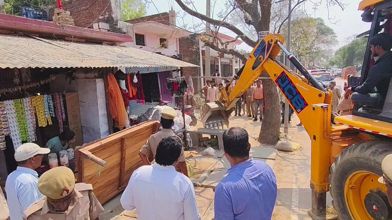 Police remove encroachment from front of shops and houses