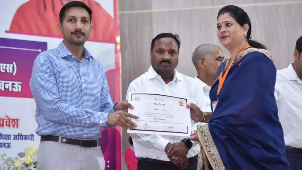 Lucknow News: निपुण विद्यालय सम्मान समारोह में सरिता, माधुरी और प्राची सहित अनेक प्रधानाध्यापिकाओं को डीएम से मिला प्रशस्ति पत्र