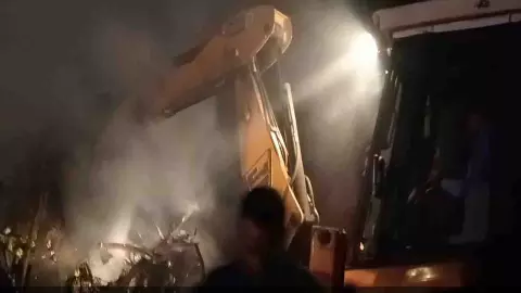 Jalaun News: डीसीएम का टायर फटने से आगे जा रहे ट्रक से टकराई, डीसीएम चालक की मौत